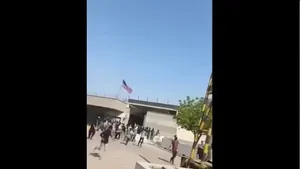 شهادت حداقل ۱۰ پاکستانی پس از به رگبار بسته شدن مقابل کنسولگری آمریکا در کراچی