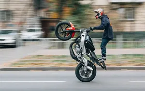 تصادف موتور سوار هنگام تک‌چرخ با موتور سنگین در جاده