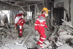 تداوم عملیات امدادرسانی و آواربرداری در تهران؛ یک مصدوم زنده نجات یافت