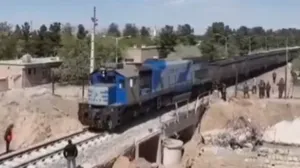 عبور نخستین قطار از پل یحیی‌آباد کاشان پس از بازسازی