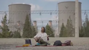 علی قمصری در روز دوم حضورش کنار نیروگاه برق دماوند، «وطن من» استاد پرویز مشکاتیان را نواخت