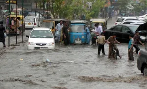 آبگرفتگی شدید معابر روسیه در پی بارش گسترده باران