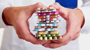 کولیوند، رئیس هلال احمر: مردم نگران تامین دارو نباشند