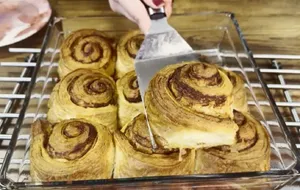 دستور پخت رول دارچین خانگی با خمیر فوری؛ یک شیرینی نرم و لذیذ