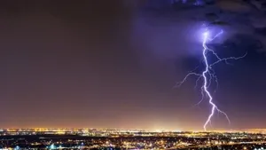 لحظه اصابت صاعقه به زمین در ایلام