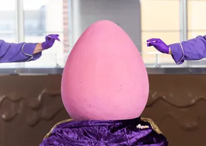 ساخت بزرگترین تخم مرغ شکلاتی جهان (+عکس)