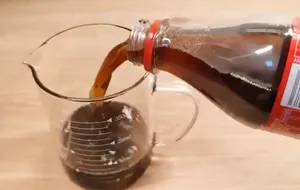 ساخت محلول جرم گیر جادویی با نوشابه و نمک در کمتر از ۲ دقیقه