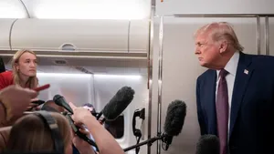 توهین ترامپ به خبرنگاری که از او درباره تنگه هرمز پرسید