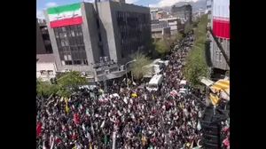 دسته‌های عزاداری در مراسم اربعین شهادت آیت‌الله خامنه‌ای در حوالی خیابان کشوردوست