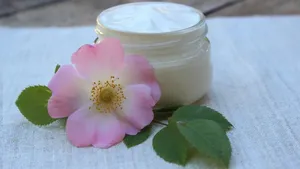 آموزش ساخت کرم شب خانگی با سیب و گلاب