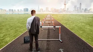 2 کلمه خطرناک که شما را از موفقیت دور می‌کنند