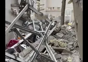 تصاویری از محل اصابت ترکش موشک بارشی به تل‌آویو