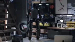 رونمایی از یک ربات انسان‌نمای کوچک که در کوله‌پشتی جا می‌شود