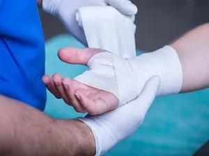 چطور از زخم پیش از رسیدن امداد مراقبت کنیم؟ ؛ راهنمای محافظت از زخم در برابر عفونت