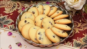 طرز تهیه شیرینی کشمشی بازاری نرم و خوش‌عطر در خانه