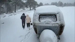 فیلم کمپینگ در برف؛ کباب کردن غذا در سرمای شدید زمستان