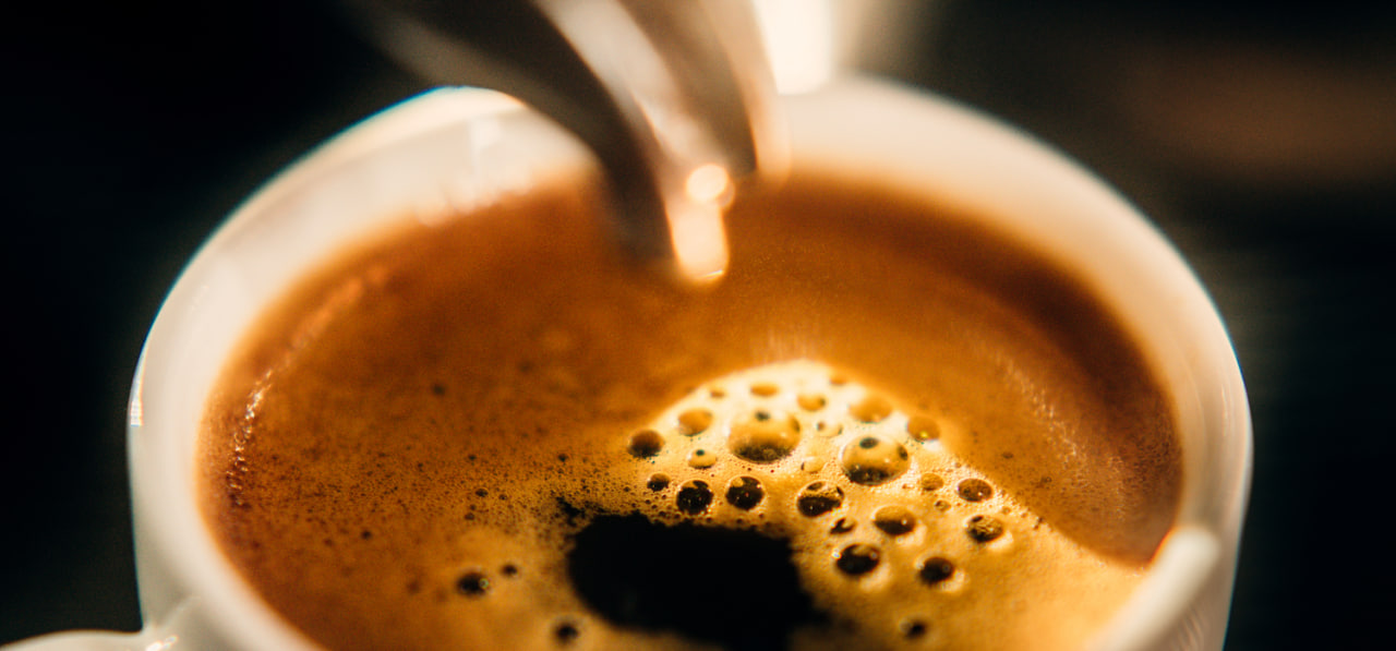 فنجان پر از قهوه داغ