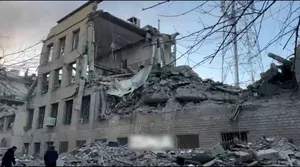 لحظات جستجو برای ۴ کودک از زیر آوار در اصفهان