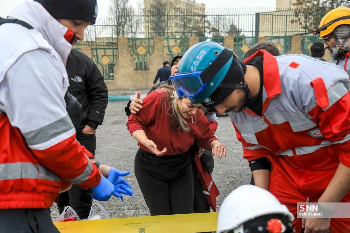 ماموران امداد در صحنه بمباران
