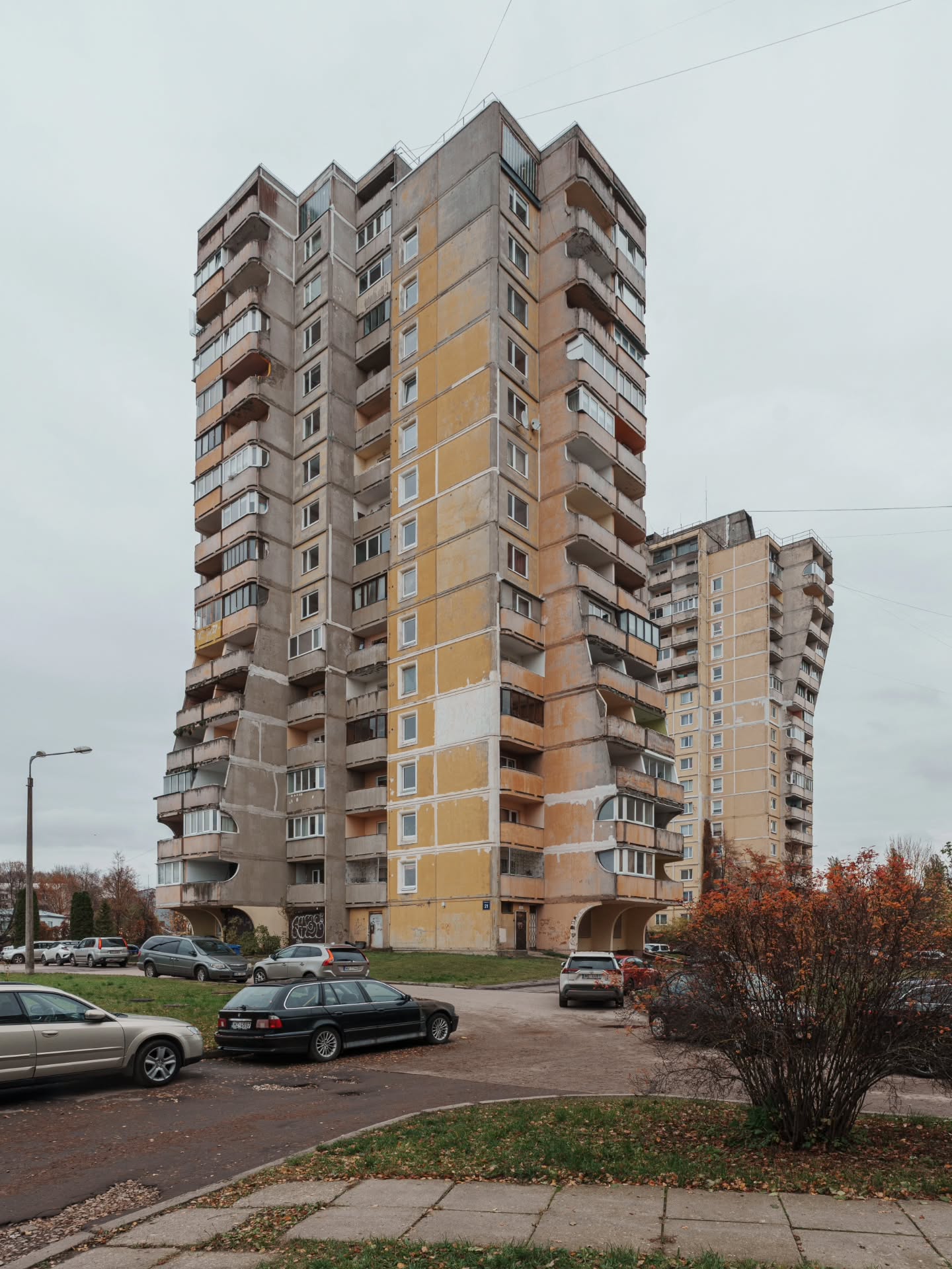 نمای ساختمانهای بتنی و بلوکهای مسکونی عظیم با طراحی غیرمتعارف در محله پوروسییمس ریگا لتونی نمای ساختمانهای بتنی و بلوکهای مسکونی عظیم با طراحی غیرمتعارف در محله پوروسییمس ریگا لتونی