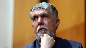 دیدار وزیر فرهنگ و ارشاد اسلامی از منزل تخریب‌شده یک بازیگر تئاتر