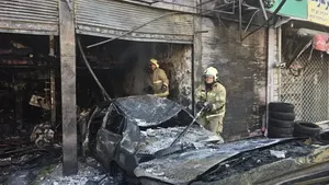 آتش سوزی در مکانیکی مجیدیه تهران دو خودرو طعمه حریق شدند