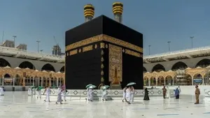 توزیع افطاری در مسجد الحرام در کنار کعبه