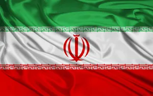 پرچم ایران در سخنرانی برنی سندرز در تجمع گسترده مخالفین ترامپ