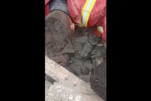 نجات یک نفر از زیر آوار در اطراف تهران با تلاش آتش‌نشانان و نیرو‌های هلال‌احمر پس از حملات هوایی امروز