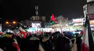 تجمع مردم میدان تجریش زیر باران