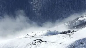 بارش برف چند متری در گذرگاه‌های مرزی ایران با عراق و ترکیه (فیلم)