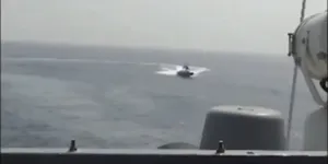 اخطار یک قایق تندروی ایرانی در نزدیکی تنگه هرمز به ناوهای جنگی آمریکا