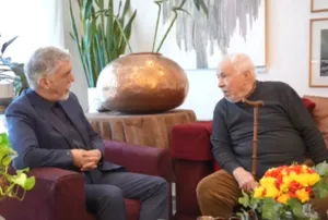 اهدای کتاب آن روزگاران تهران به وزیر فرهنگ با دستخط خسرو خورشیدی