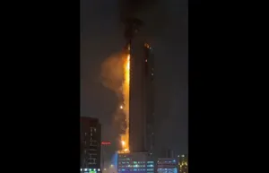برج بلندی در بحرین پس از حمله پهپادی ایران؛ همچنان در آتش می‌سوزد