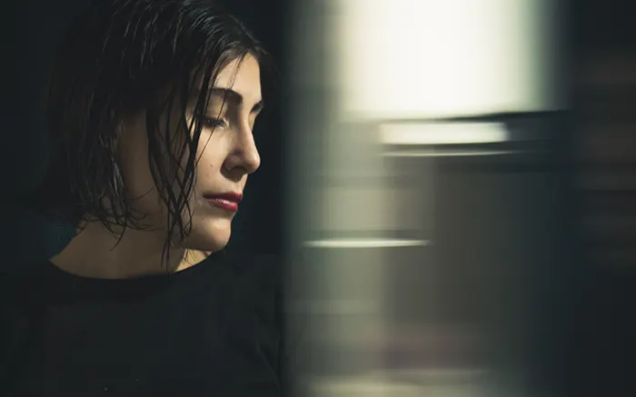 زنی جوان گرفتار آسیب عاطفی پس از سانحه.