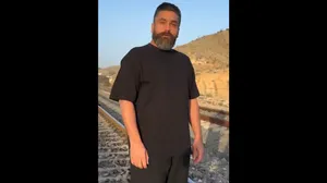 علی زندوکیلی روی خطوط ریلی از وطن خواند