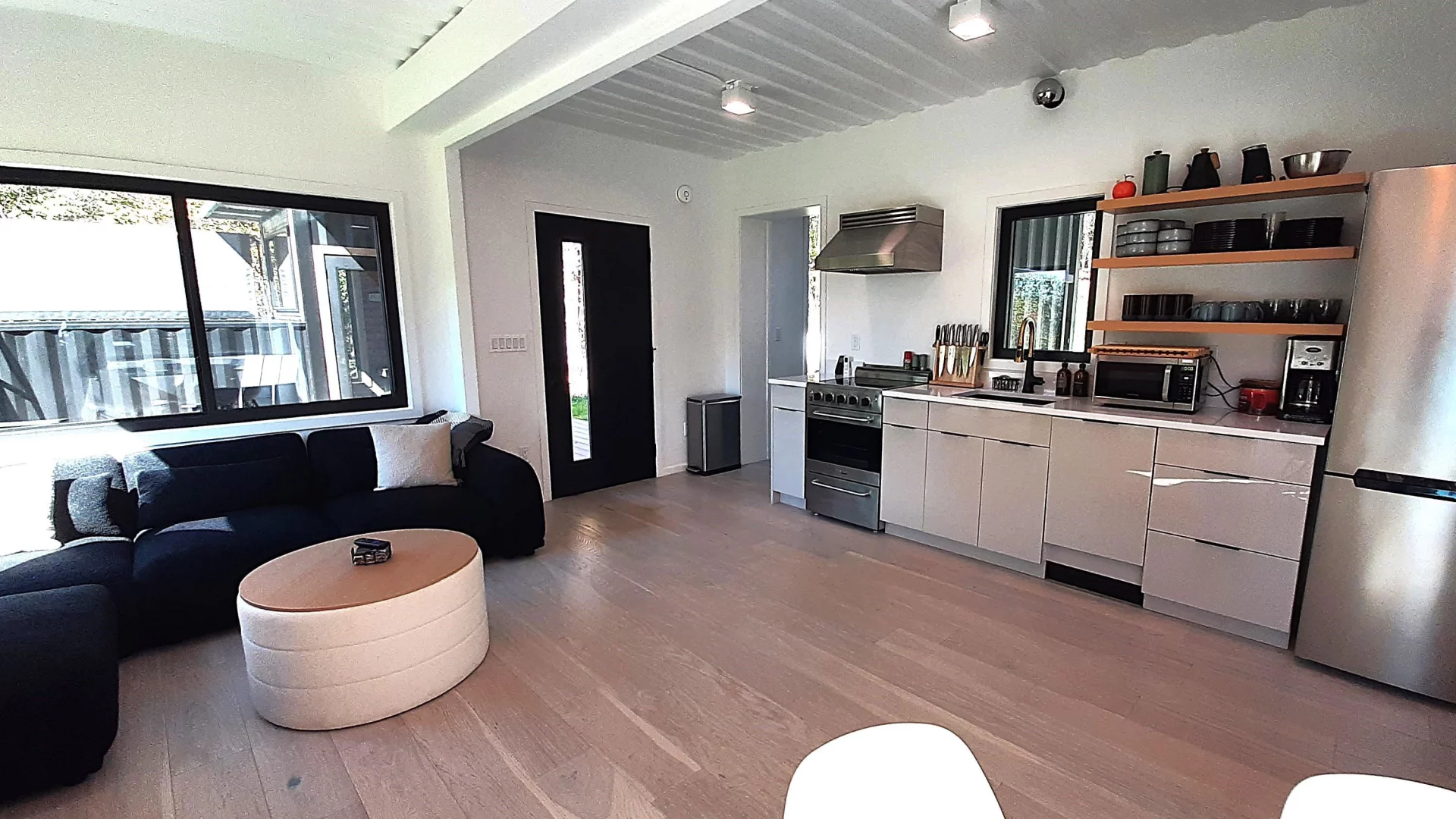 خانه ای متفاوت ساخته شده از کانتینر؛ ویلایی لوکس با استخر و سونا خانه ای متفاوت ساخته شده از کانتینر؛ ویلایی لوکس با استخر و سونا