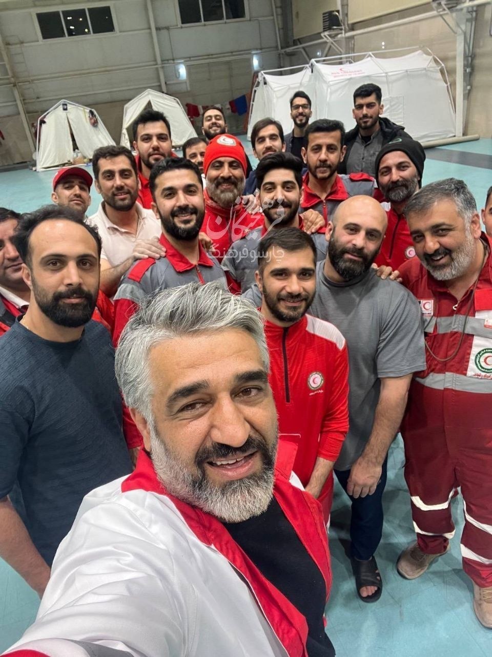 عکس یادگاری پژمان جمشیدی با امدادگران هلال احمر