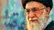 تصاویری از تمیز کردن پوستر رهبر شهید انقلاب در کربلای معلی توسط یک شهروند عراقی