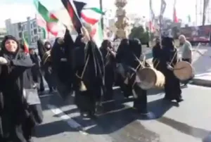 دمام‌زنی بانوان در مراسم اربعین رهبر شهید انقلاب