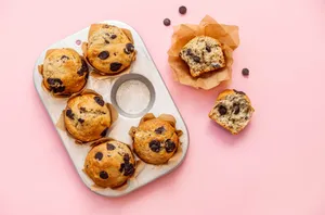 طرز تهیه مافین موز و شکلات چیپسی؛ یک میان‌وعده ترد و خوشمزه به سبک مارک موریارتی